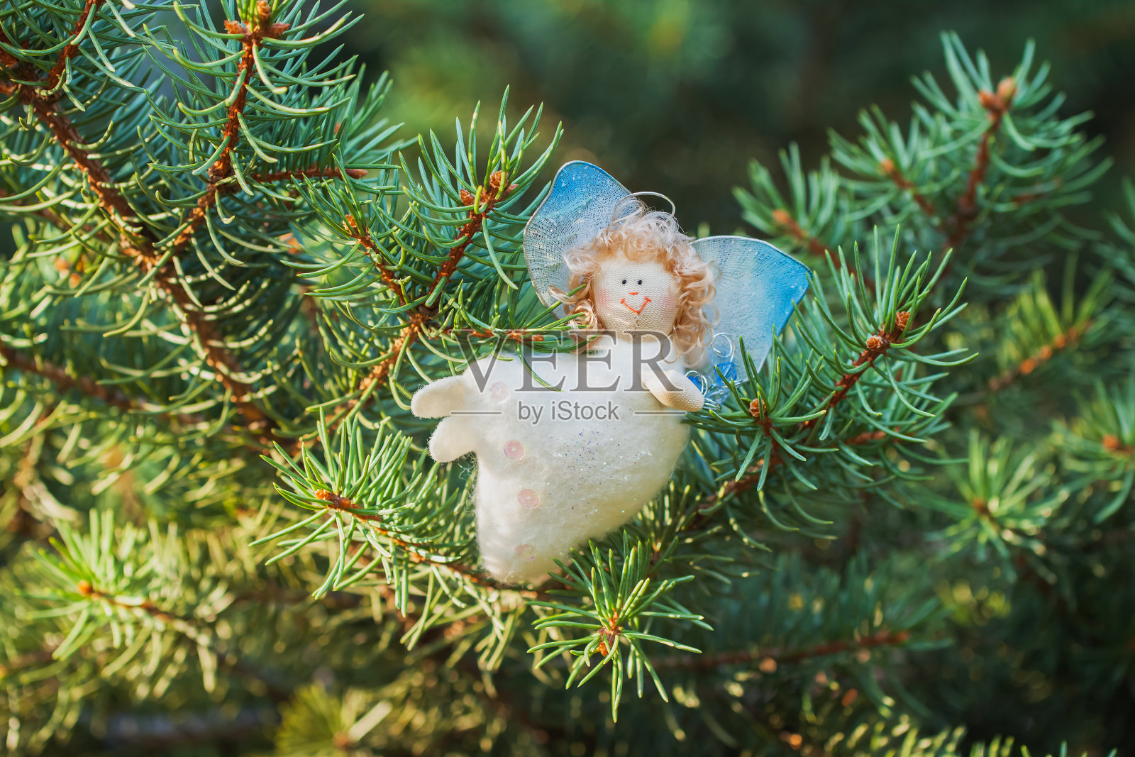 白色天使，手工制作，绿色云杉圣诞装饰照片摄影图片