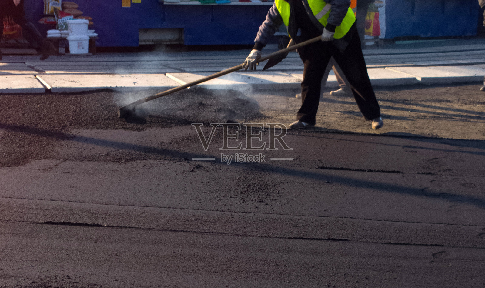 铺设沥青。照片摄影图片