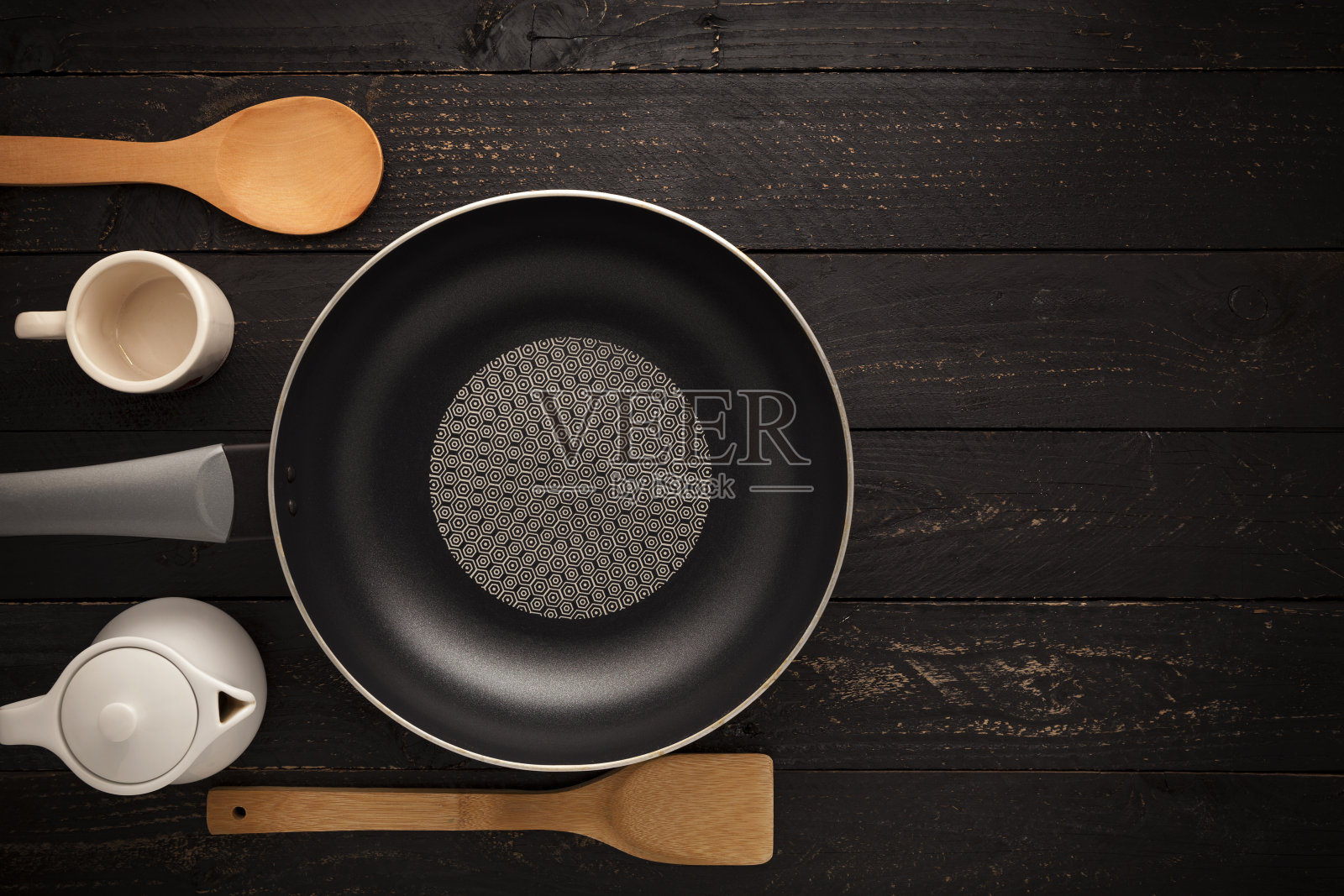 空锅和抹刀顶视图上的黑木材背景。照片摄影图片