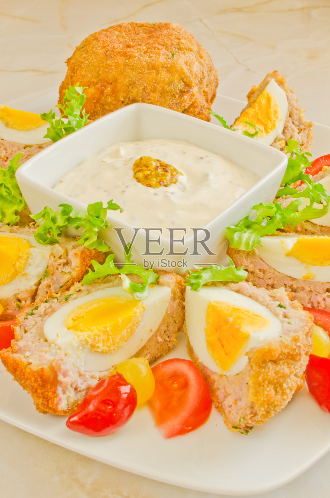 苏格兰蛋配芥末酱照片摄影图片