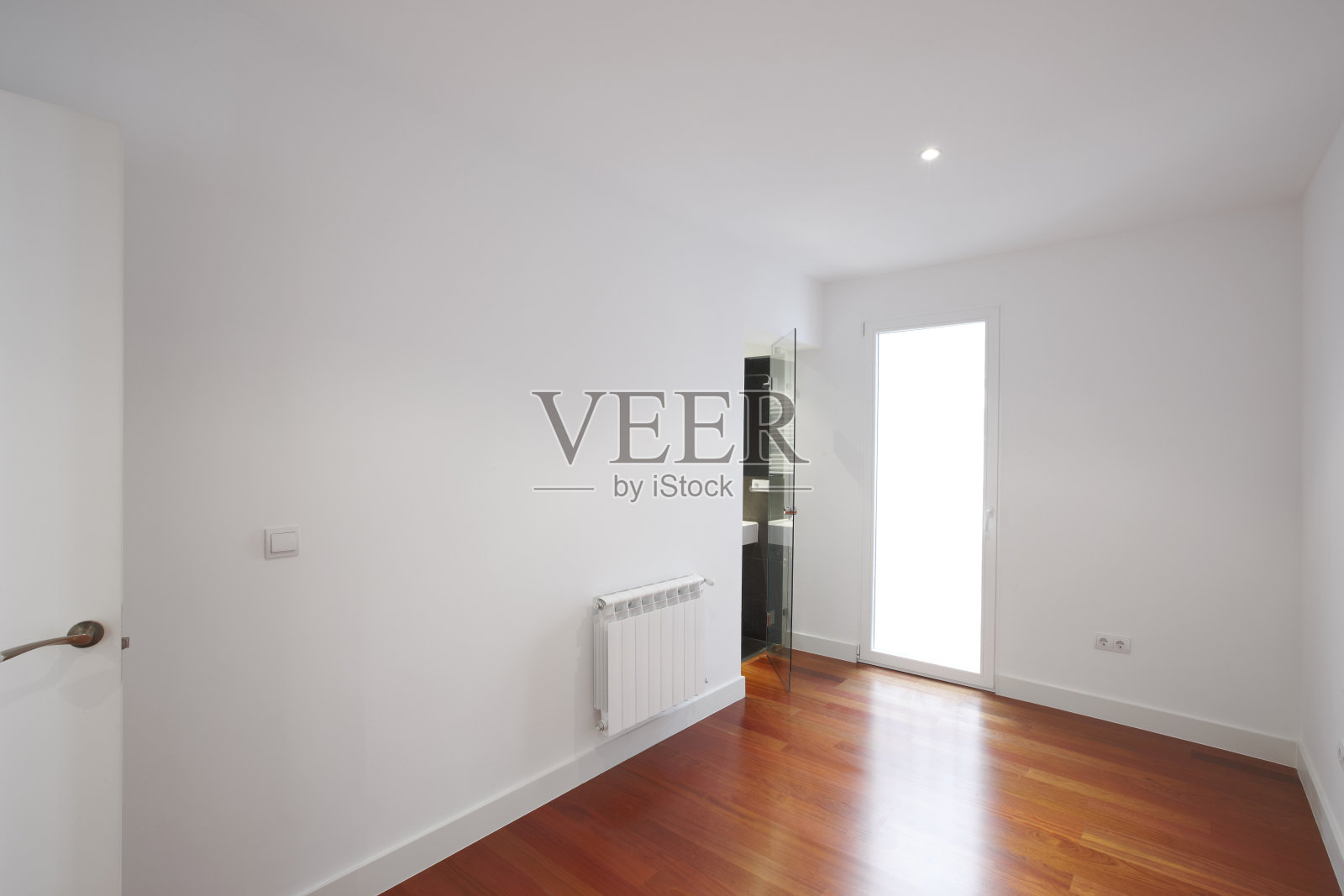 房子空房间，有浴室入口照片摄影图片