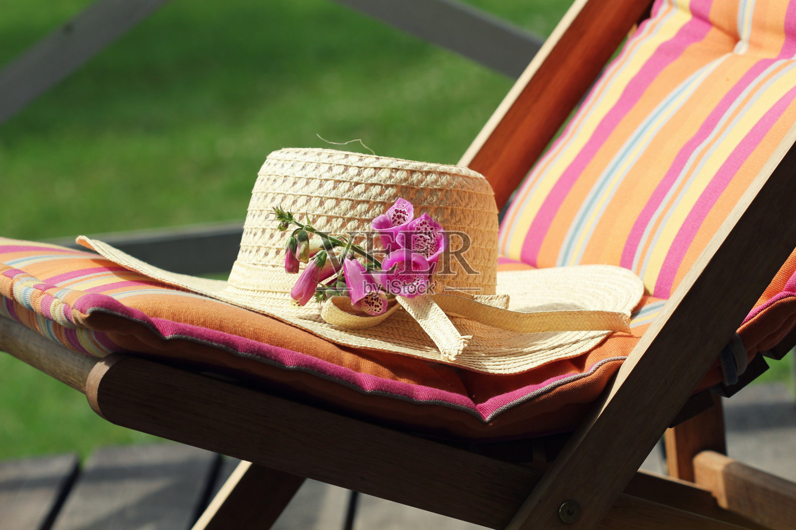 木制的椅子和女帽照片摄影图片