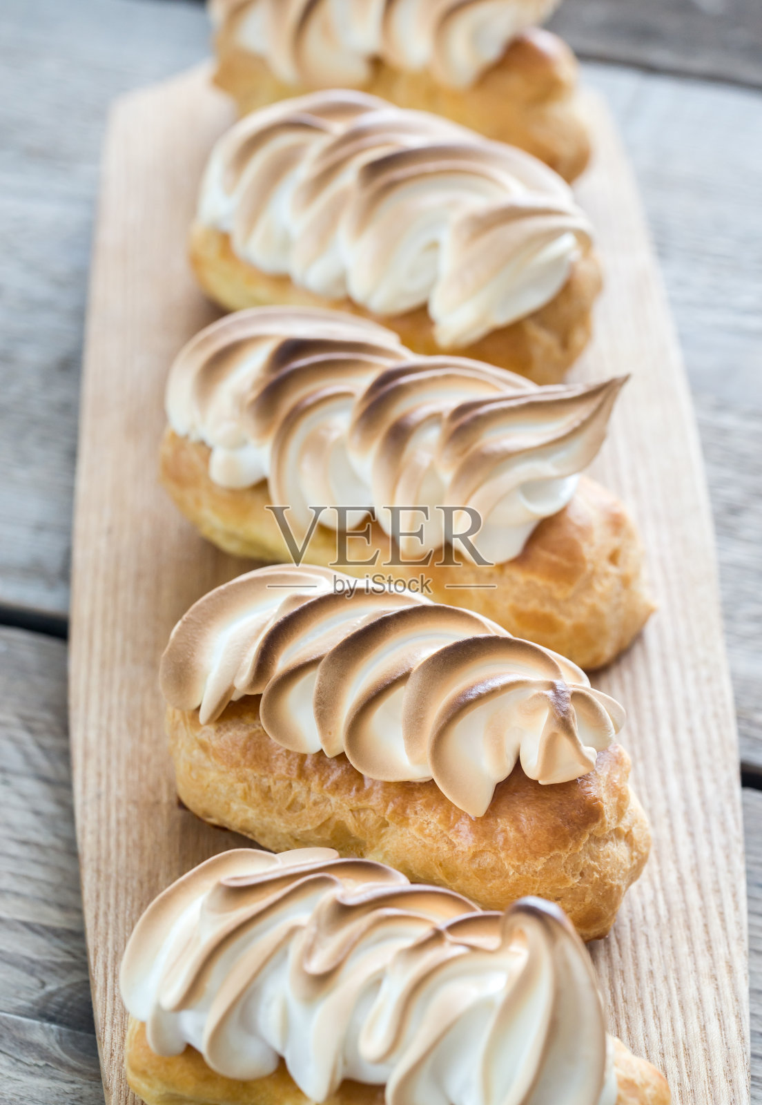 柠檬凝乳和蛋白酥皮泡芙照片摄影图片