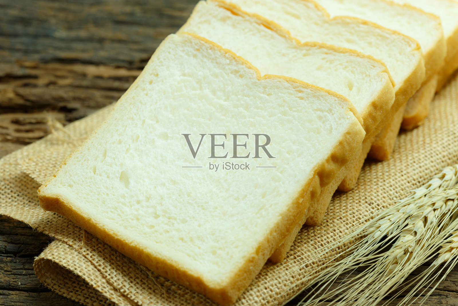 面包切片，生食，白面包放在木桌上照片摄影图片