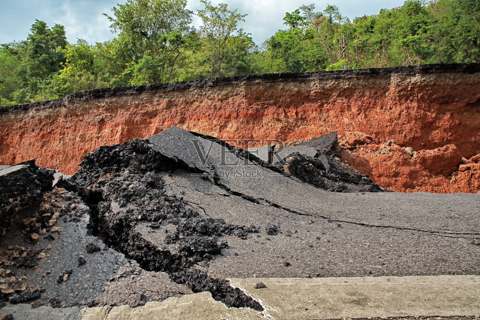 在沥青。沥青路面下的土层照片摄影图片