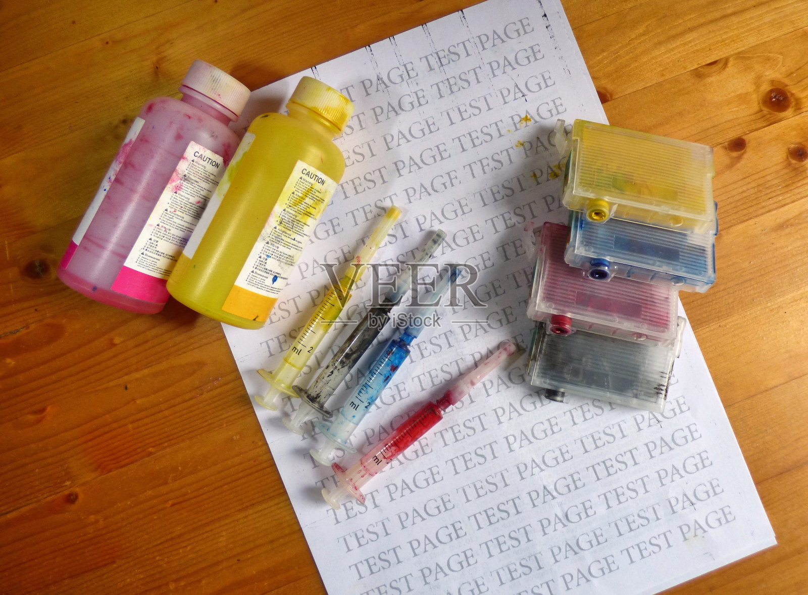 一套墨盒，填充油漆和注射器照片摄影图片