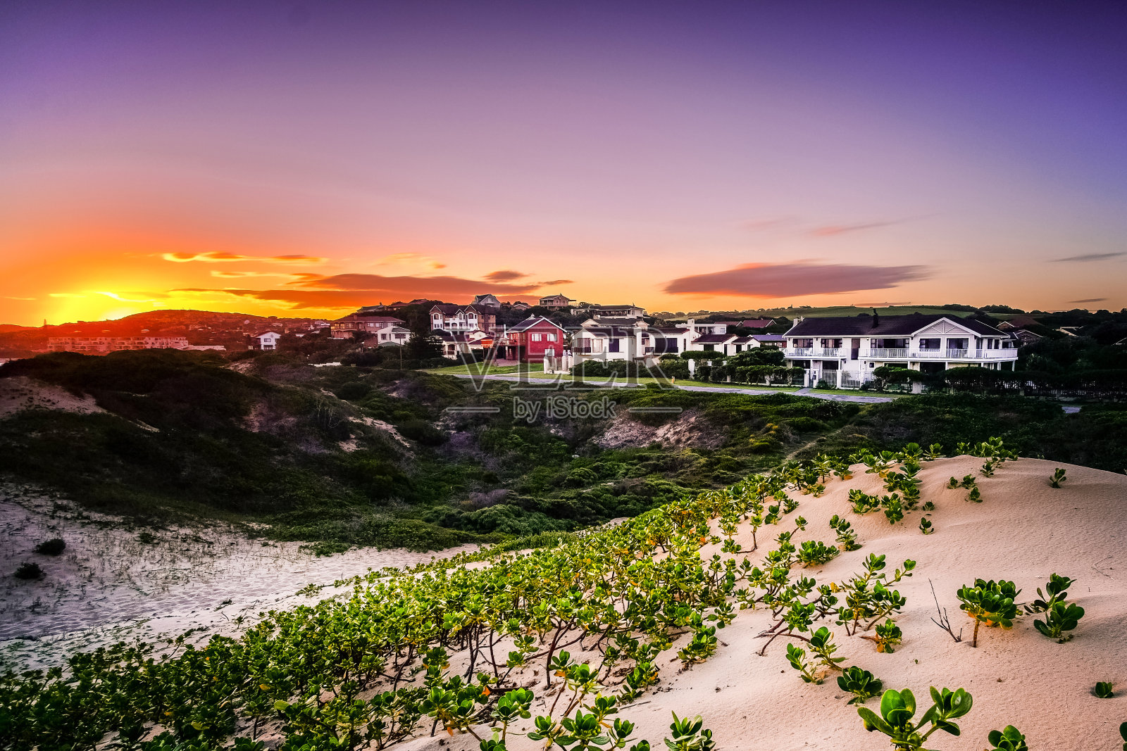 日落时的海滩村庄景象照片摄影图片