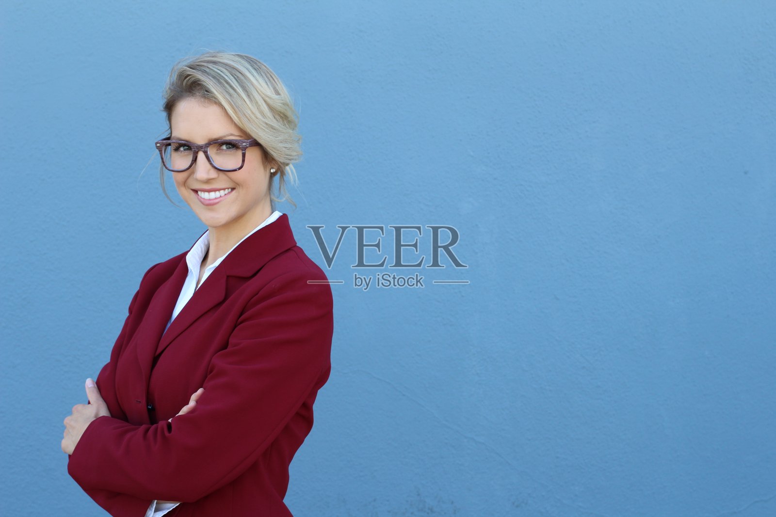 一个戴眼镜的漂亮学生的肖像照片摄影图片