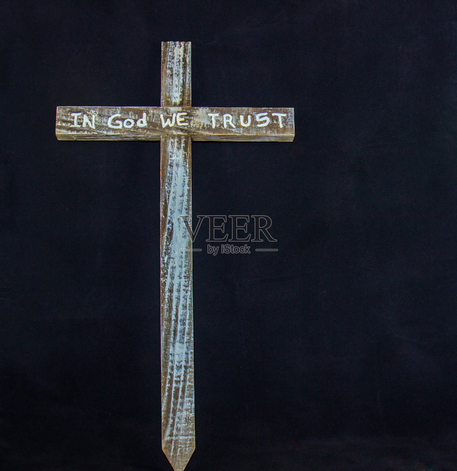 黑色背景下的木制十字架照片摄影图片