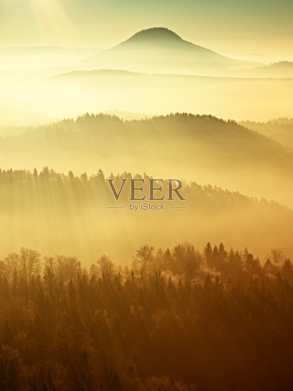 黎明。朦胧中，美丽的山峦苏醒。山峰的山照片摄影图片