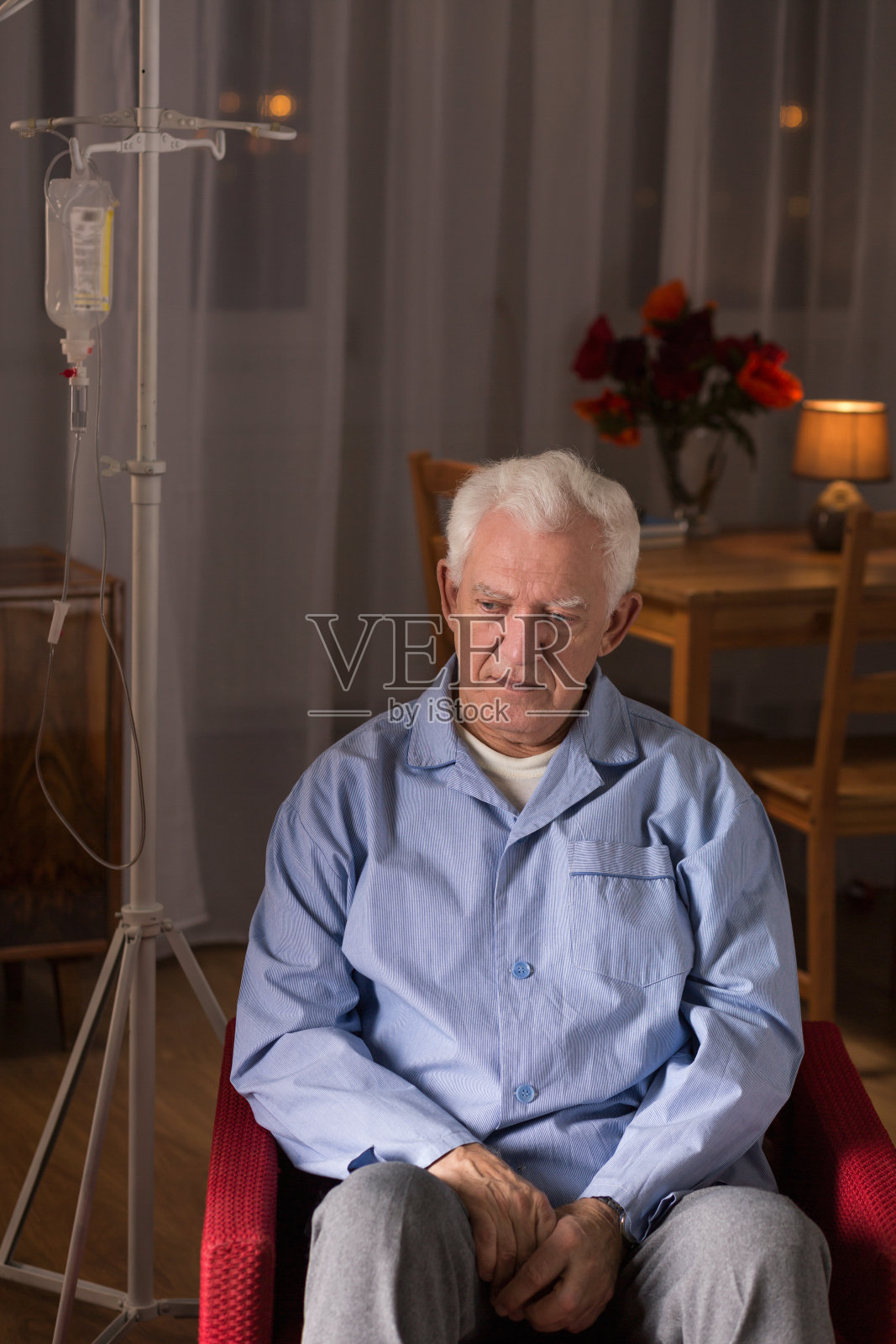 滴着泪的悲伤男人照片摄影图片