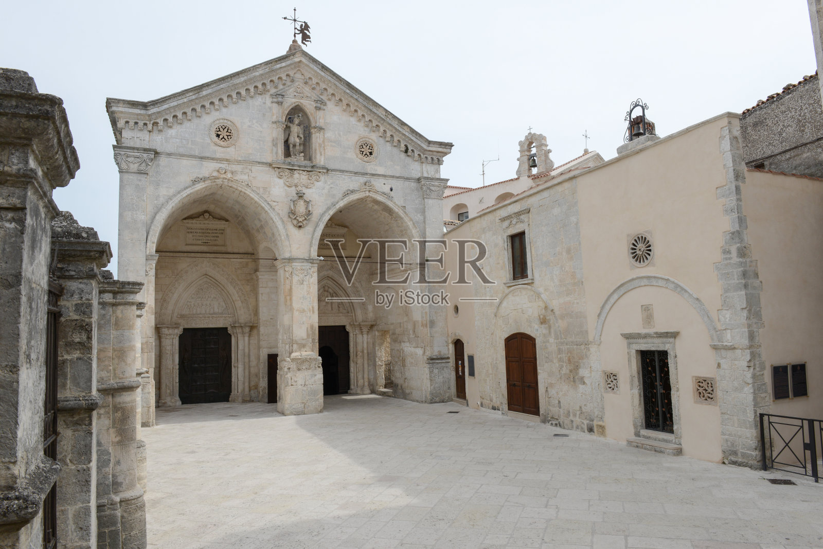 普利亚的圣天使山的圣迈克尔大教堂照片摄影图片