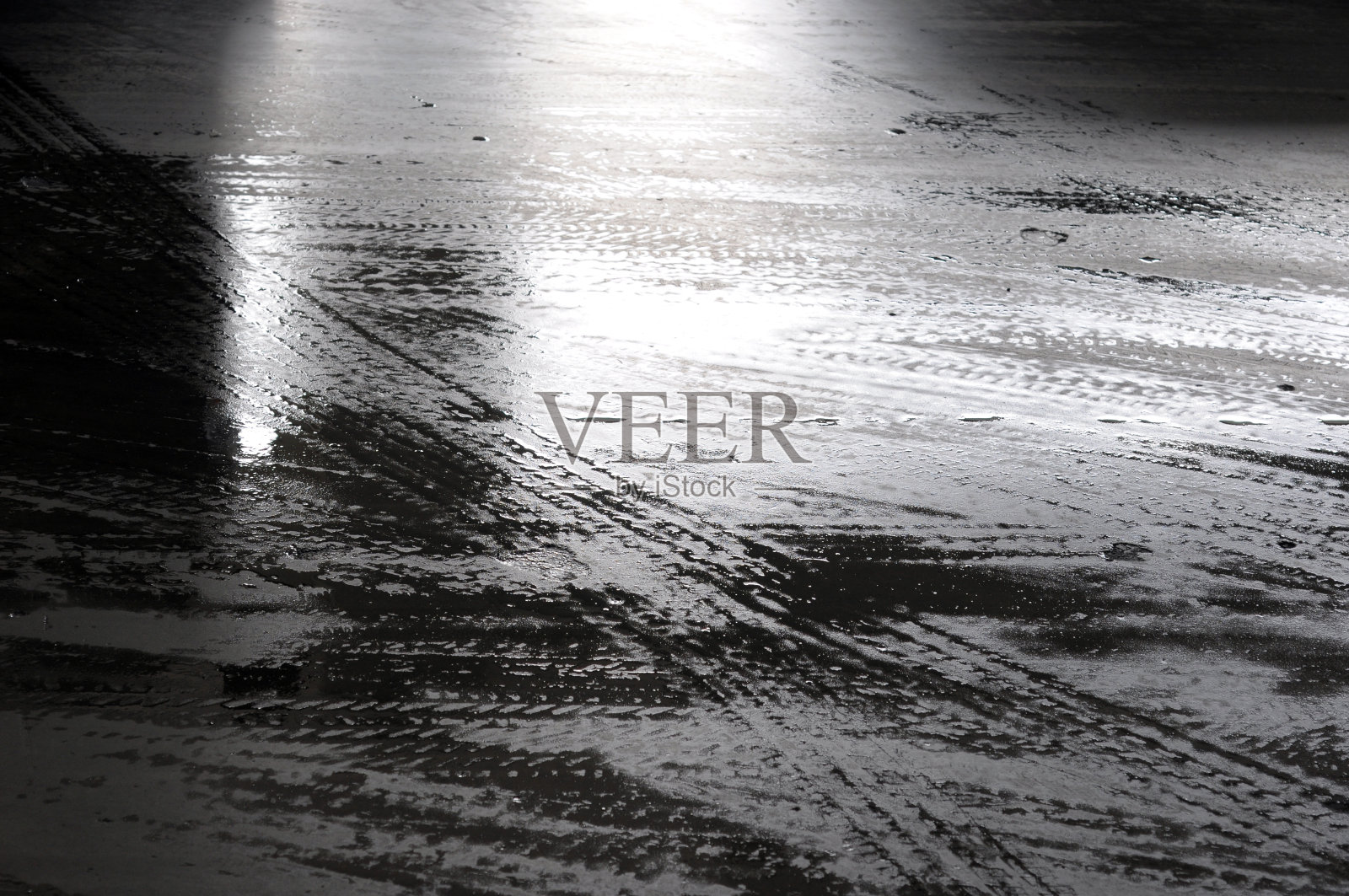 垃圾地板上有水照片摄影图片