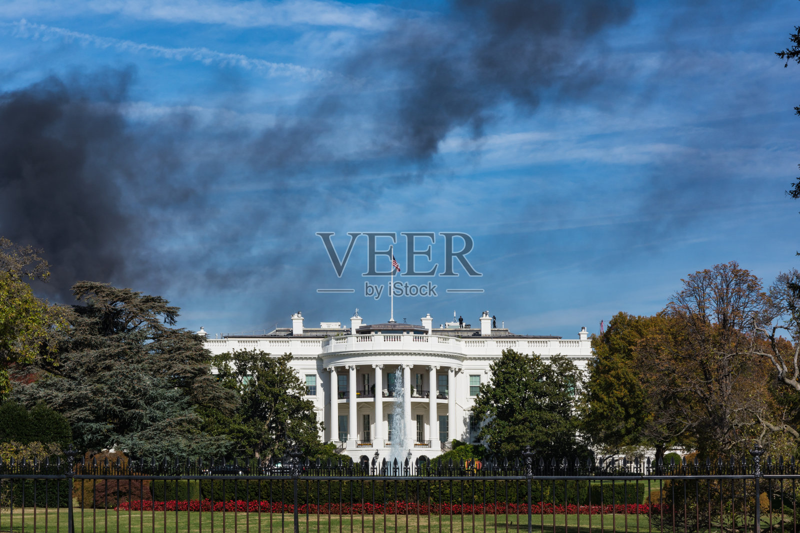 华盛顿特区白宫纪念碑黑烟房子火蓝色照片摄影图片