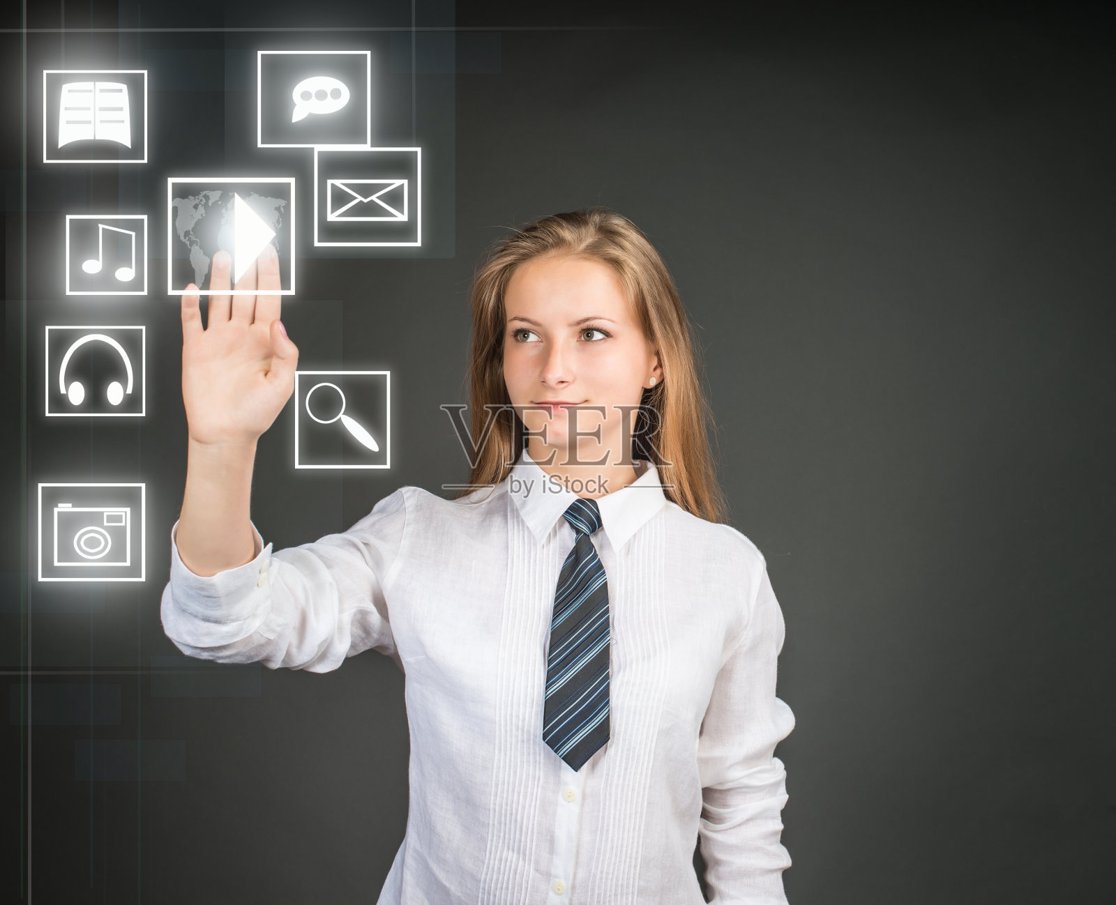 女孩靠近视觉屏幕虚拟界面网络社交媒体图标。照片摄影图片