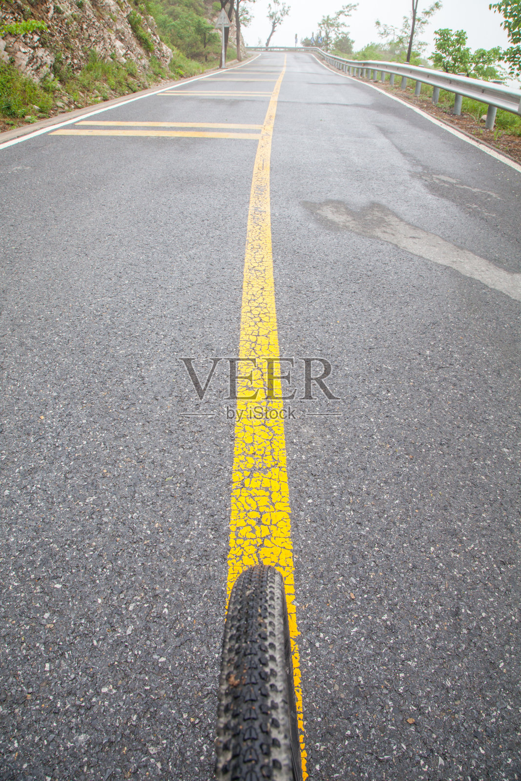 中国北京，崎岖的山路笼罩在雾霾之中照片摄影图片