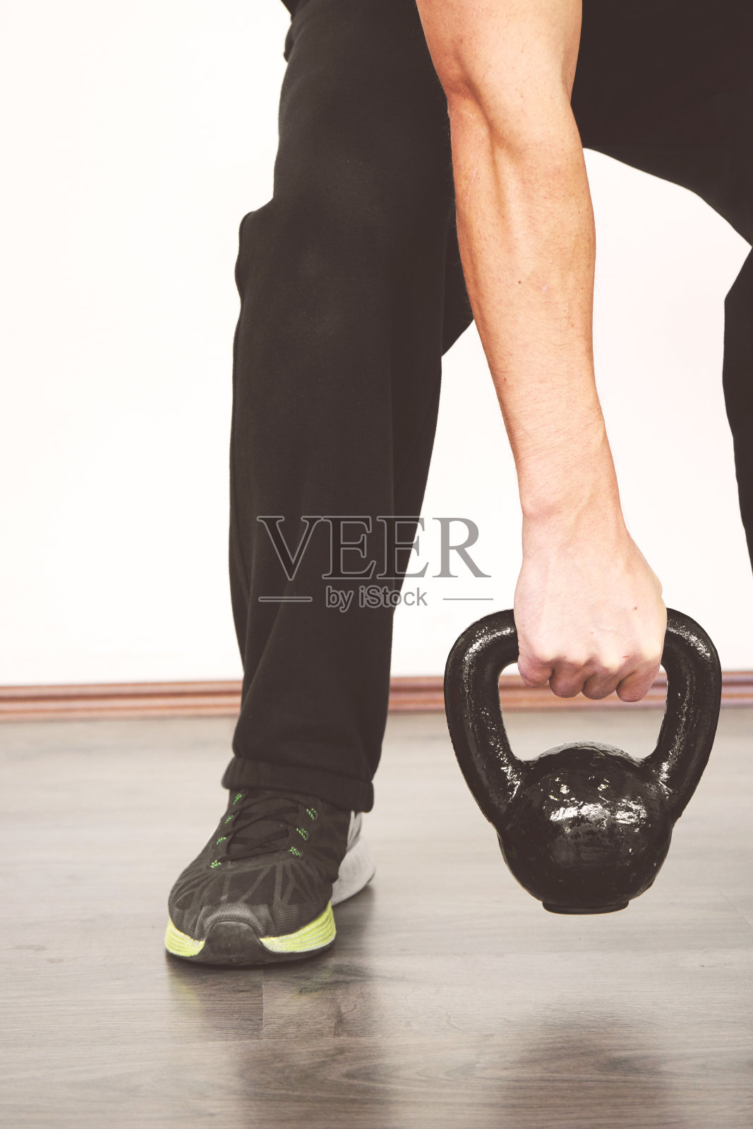 男人正在举起水壶球照片摄影图片