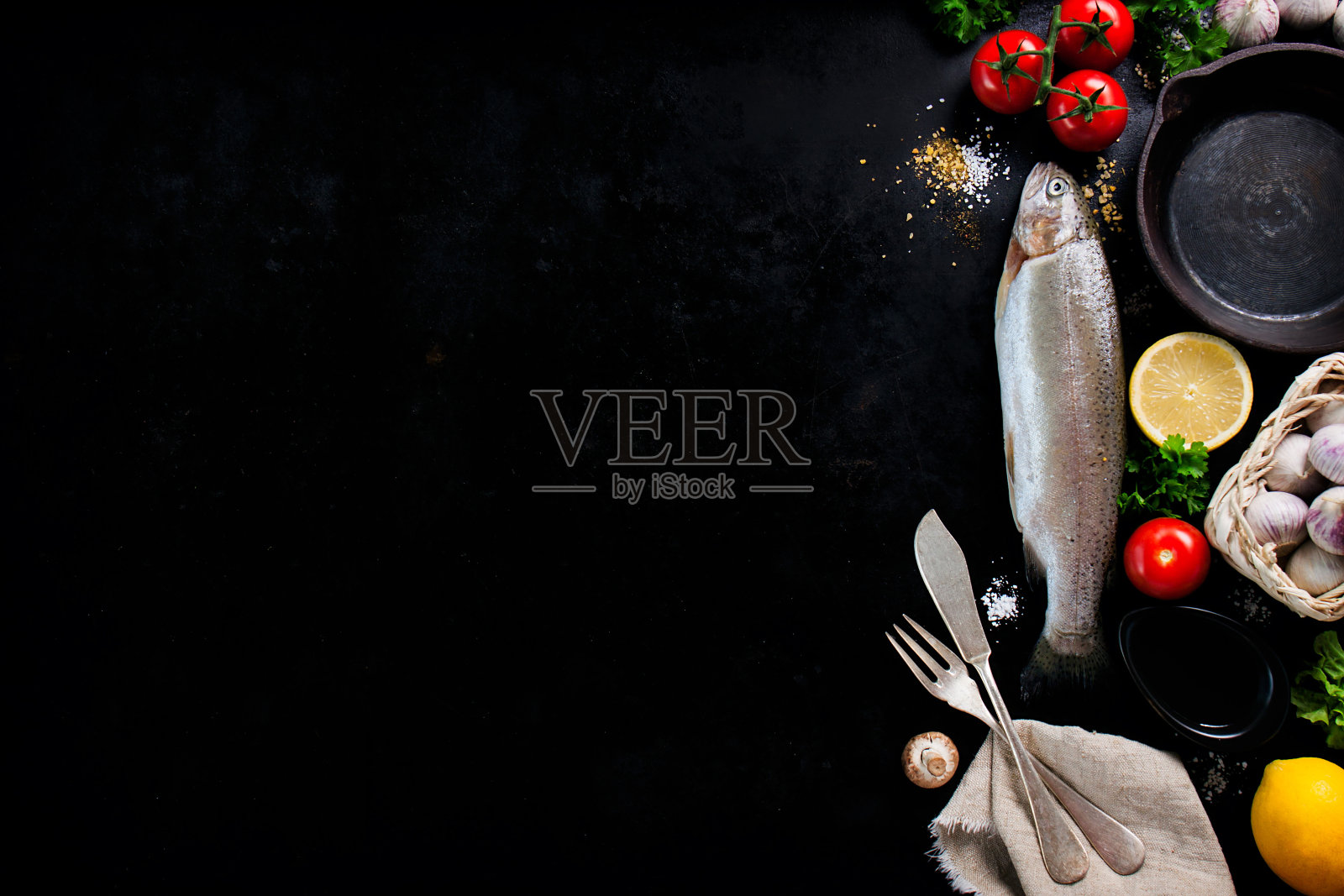 鱼与蔬菜和香料俯视图照片摄影图片