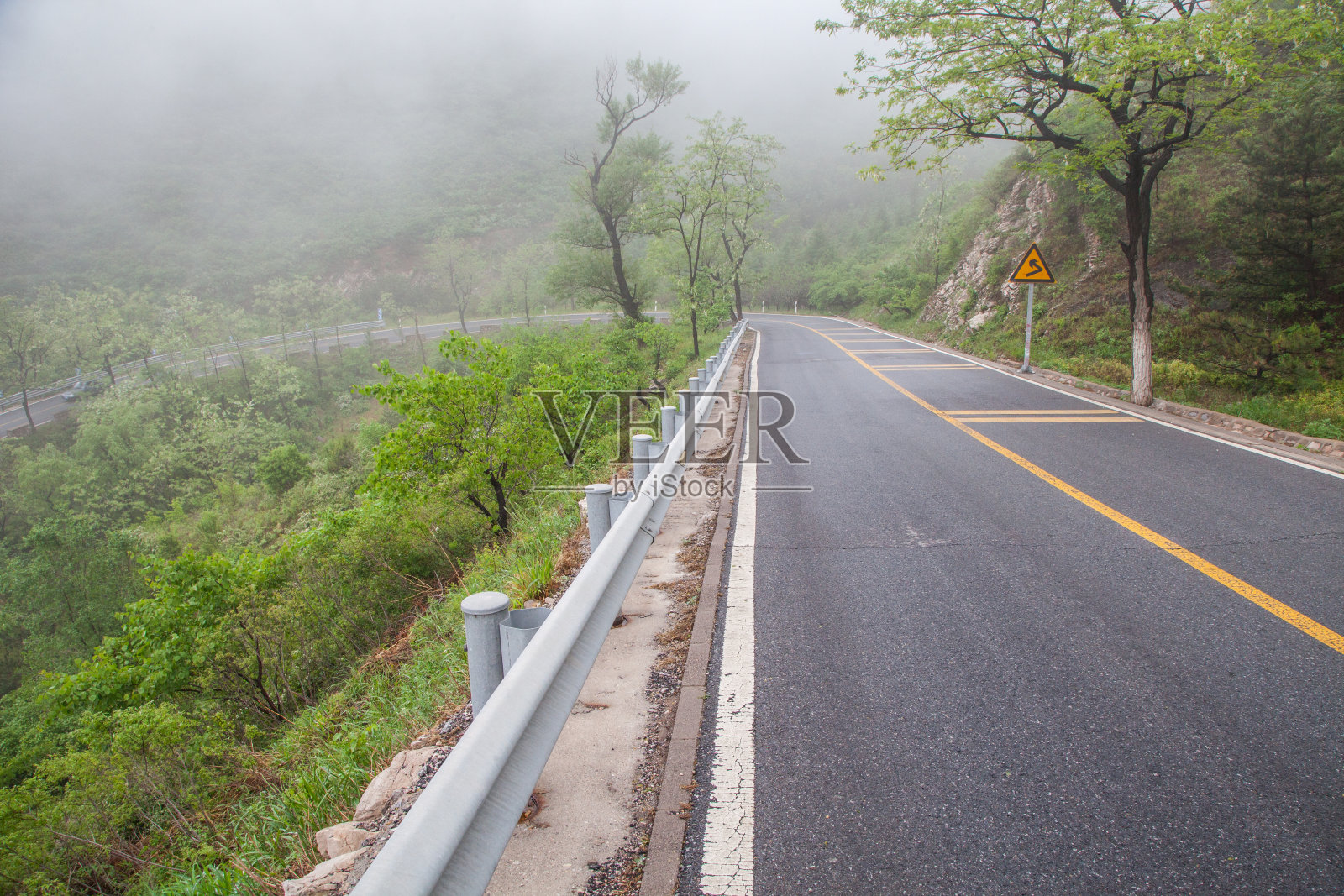 中国北京，崎岖的山路笼罩在雾霾之中照片摄影图片