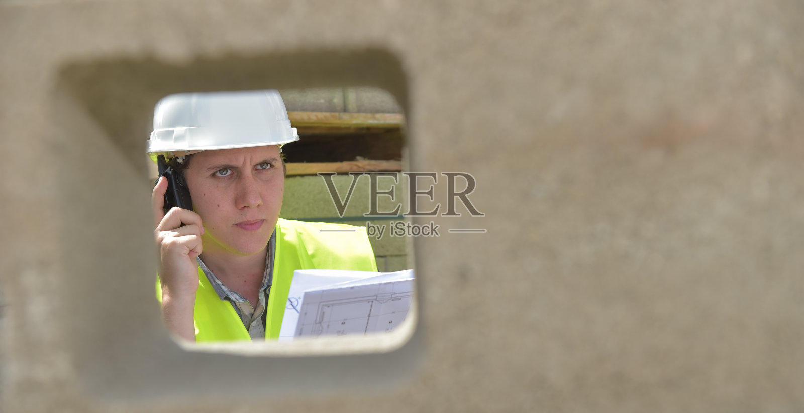 工头在工地使用对讲机照片摄影图片