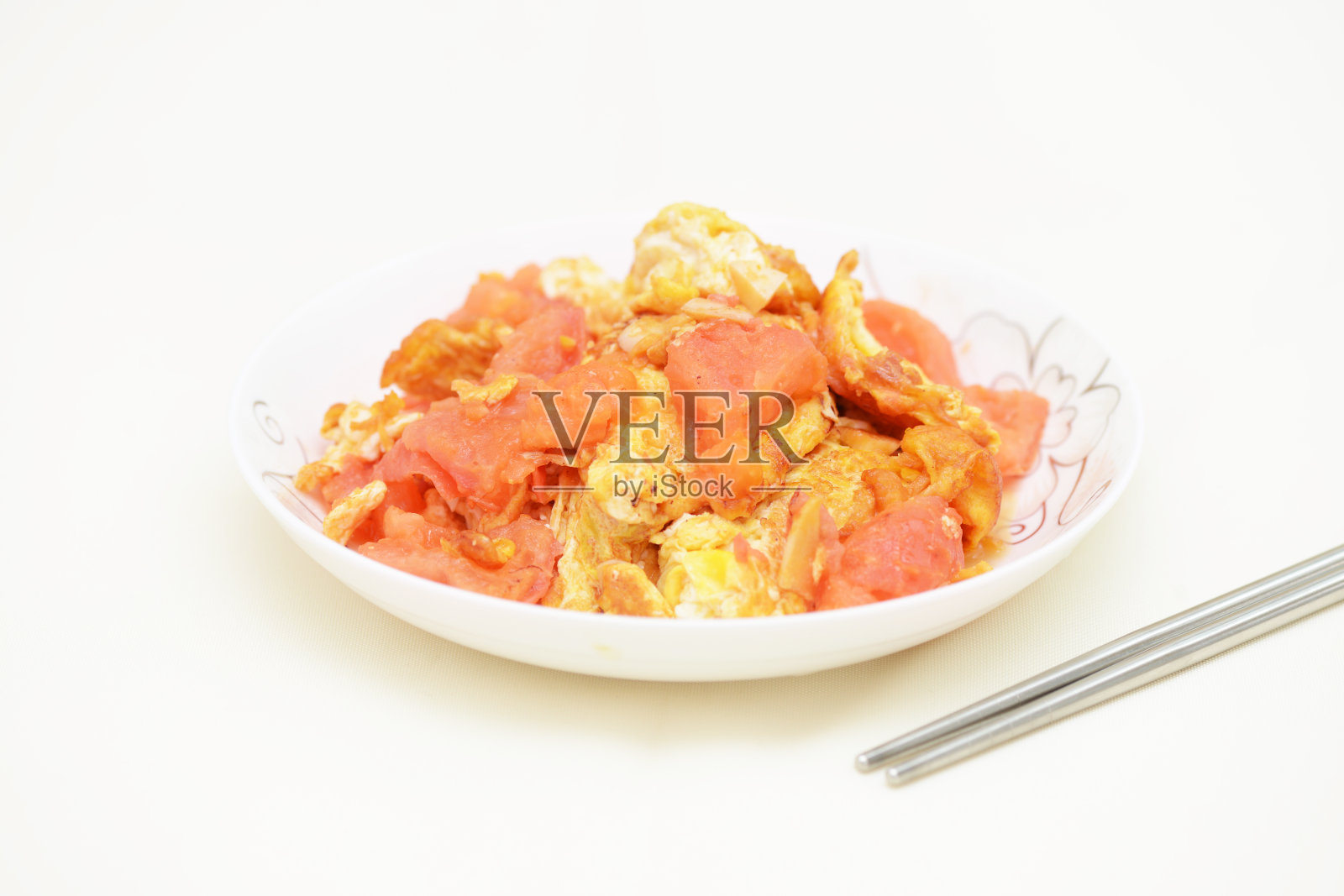 白色背景上的大西红柿和鸡蛋混合物照片摄影图片