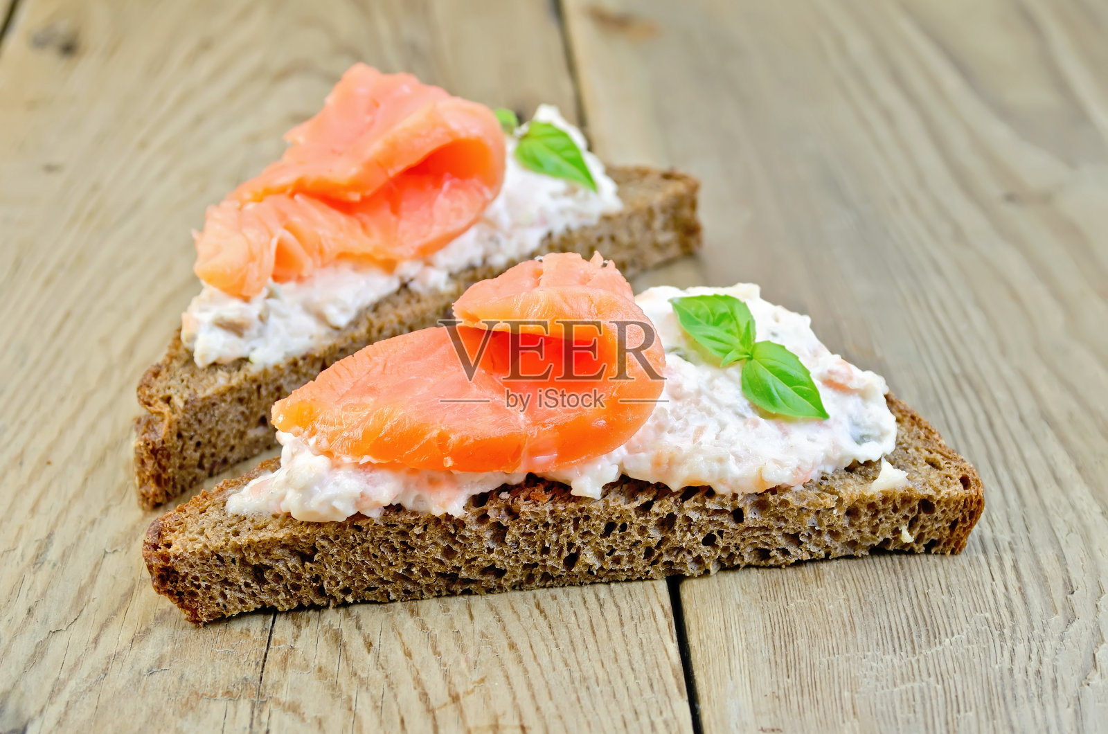 三明治配面包，三文鱼和罗勒照片摄影图片