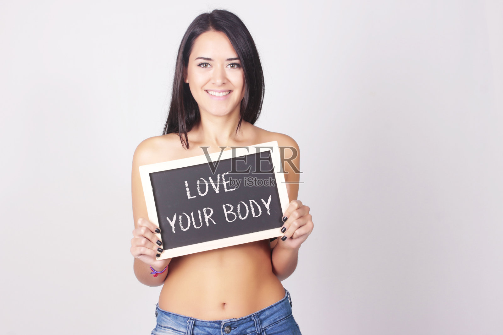 用黑板写着爱你的身体的年轻女人照片摄影图片