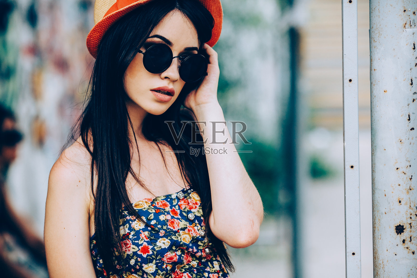 美丽的女孩在城市里摆姿势拍照照片摄影图片