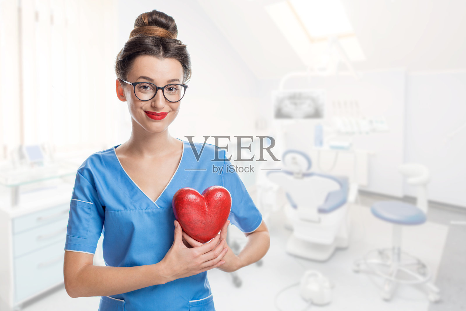 牙科诊所的红心医生照片摄影图片