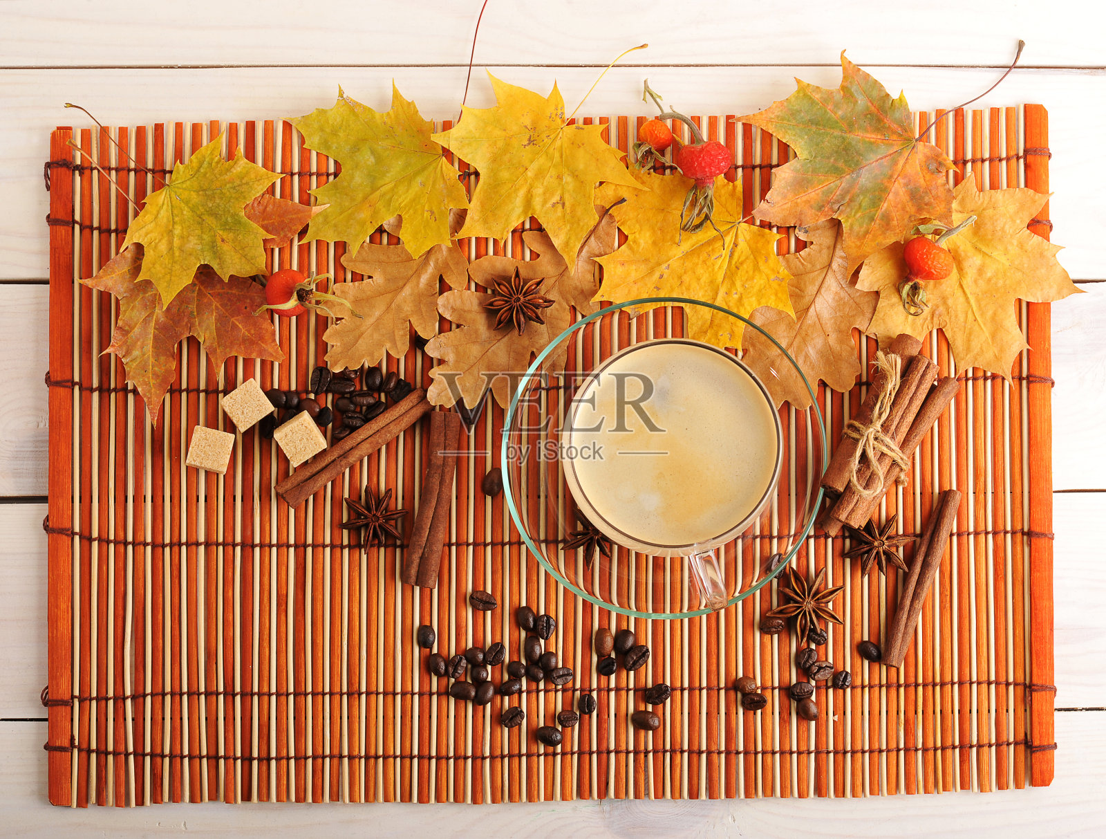 秋天的咖啡——黄叶的橡木，枫木和咖啡照片摄影图片