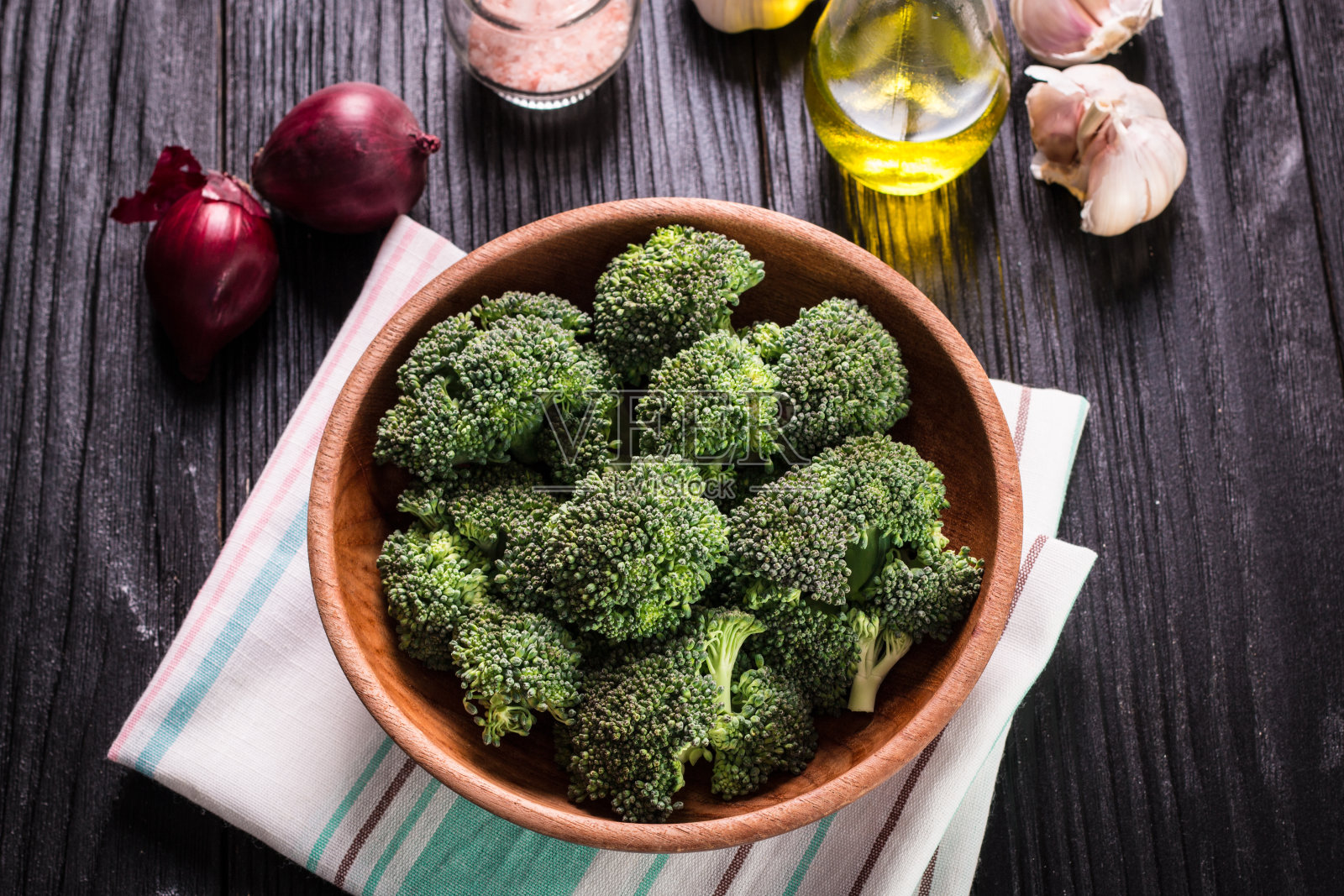 一束新鲜的绿色花椰菜在木背景上照片摄影图片