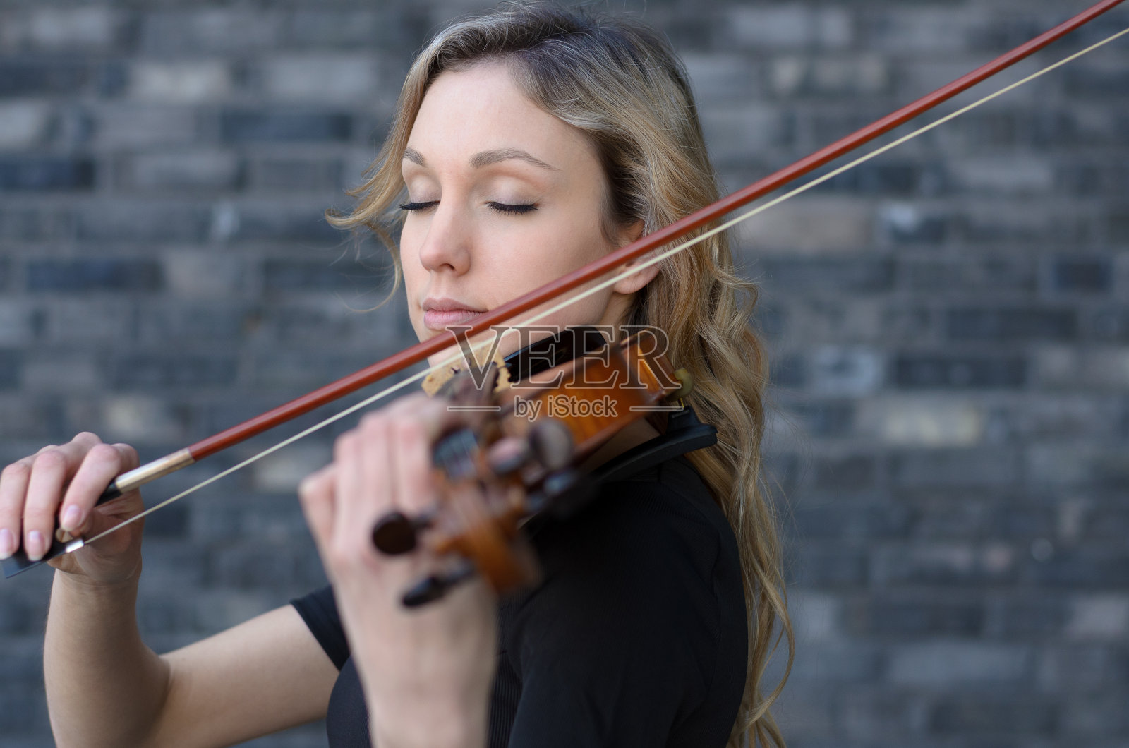 喜欢拉小提琴的女人照片摄影图片