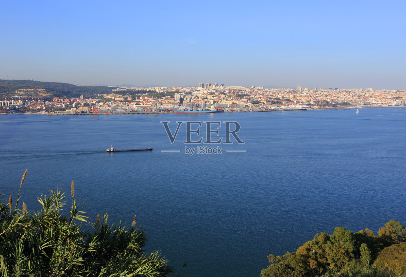 从克里斯多雷雕像上观看塔古斯河或特jo河。照片摄影图片