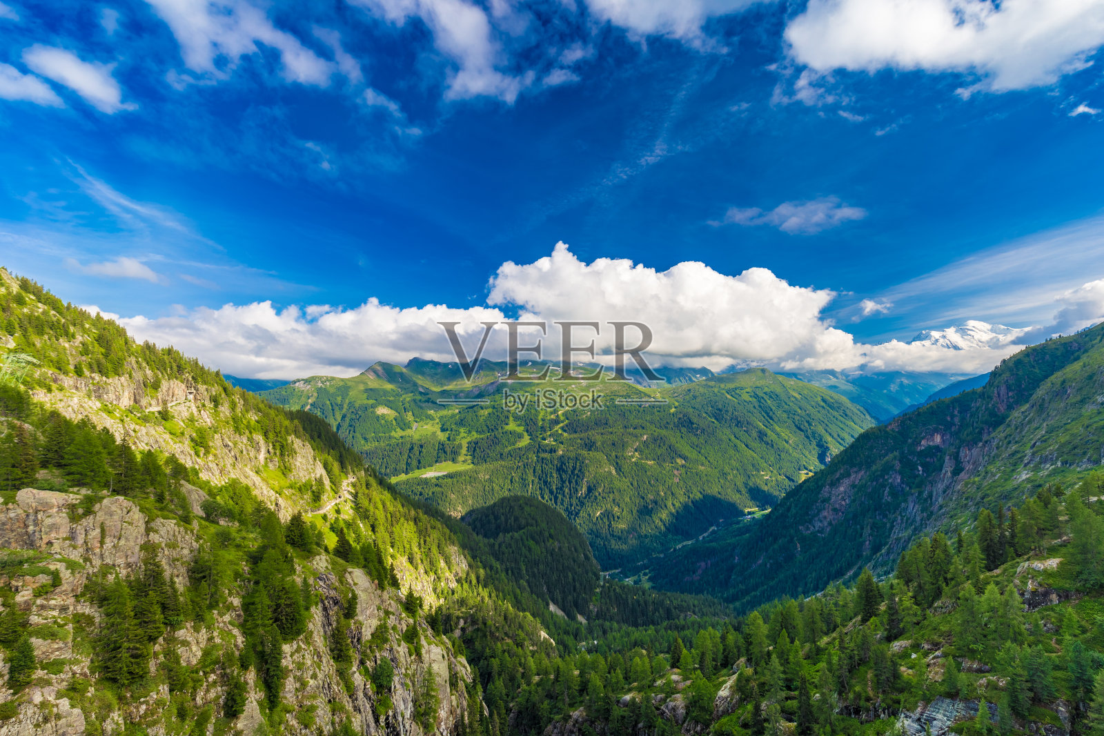 瑞士芬豪特附近地平线上的艾默生河谷和勃朗峰照片摄影图片