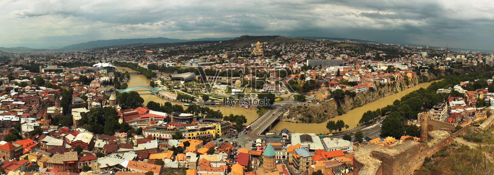 格鲁吉亚第比利斯市中心全景图。从Narikala要塞观看照片摄影图片