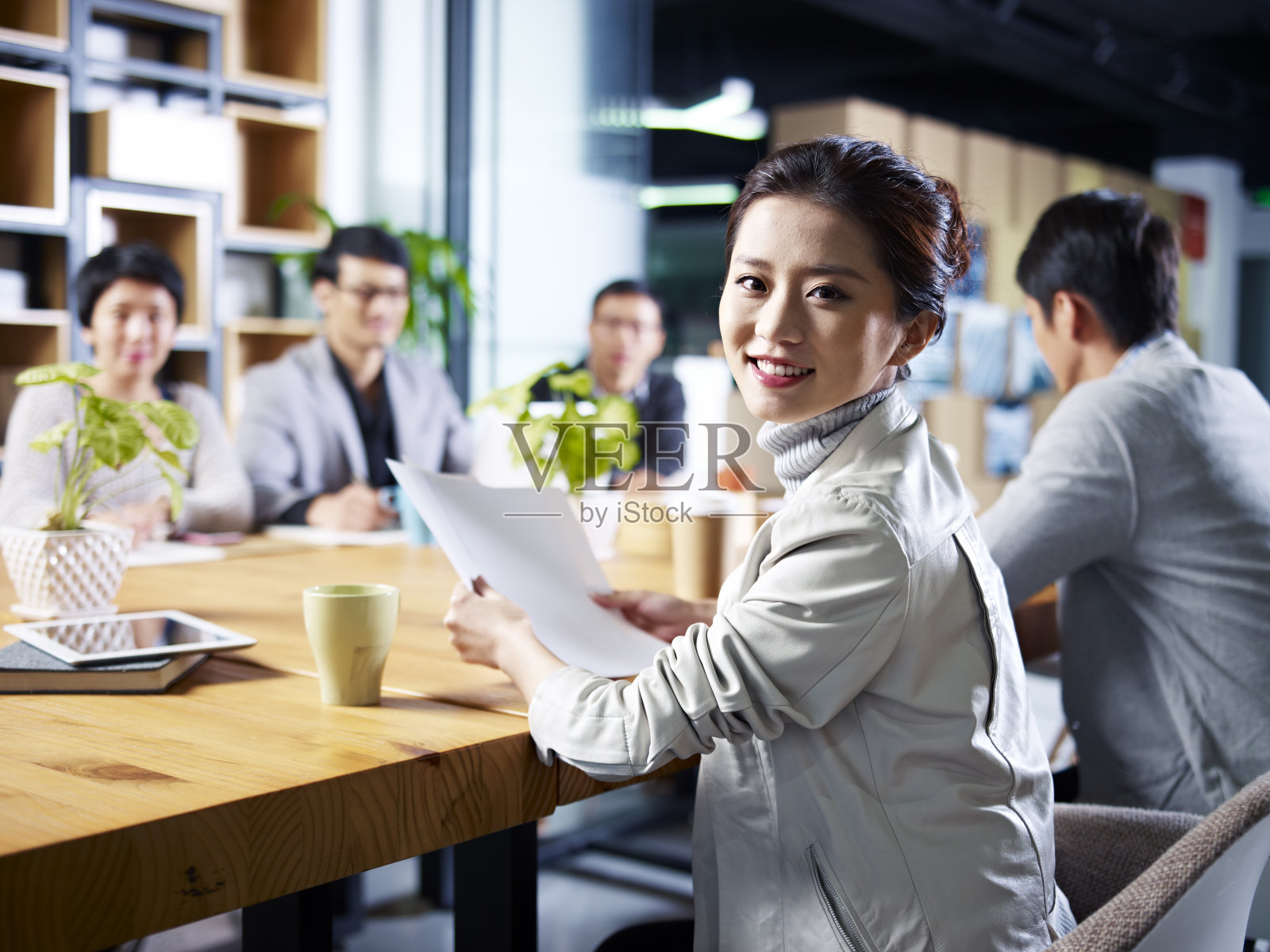年轻的女商人在开会照片摄影图片