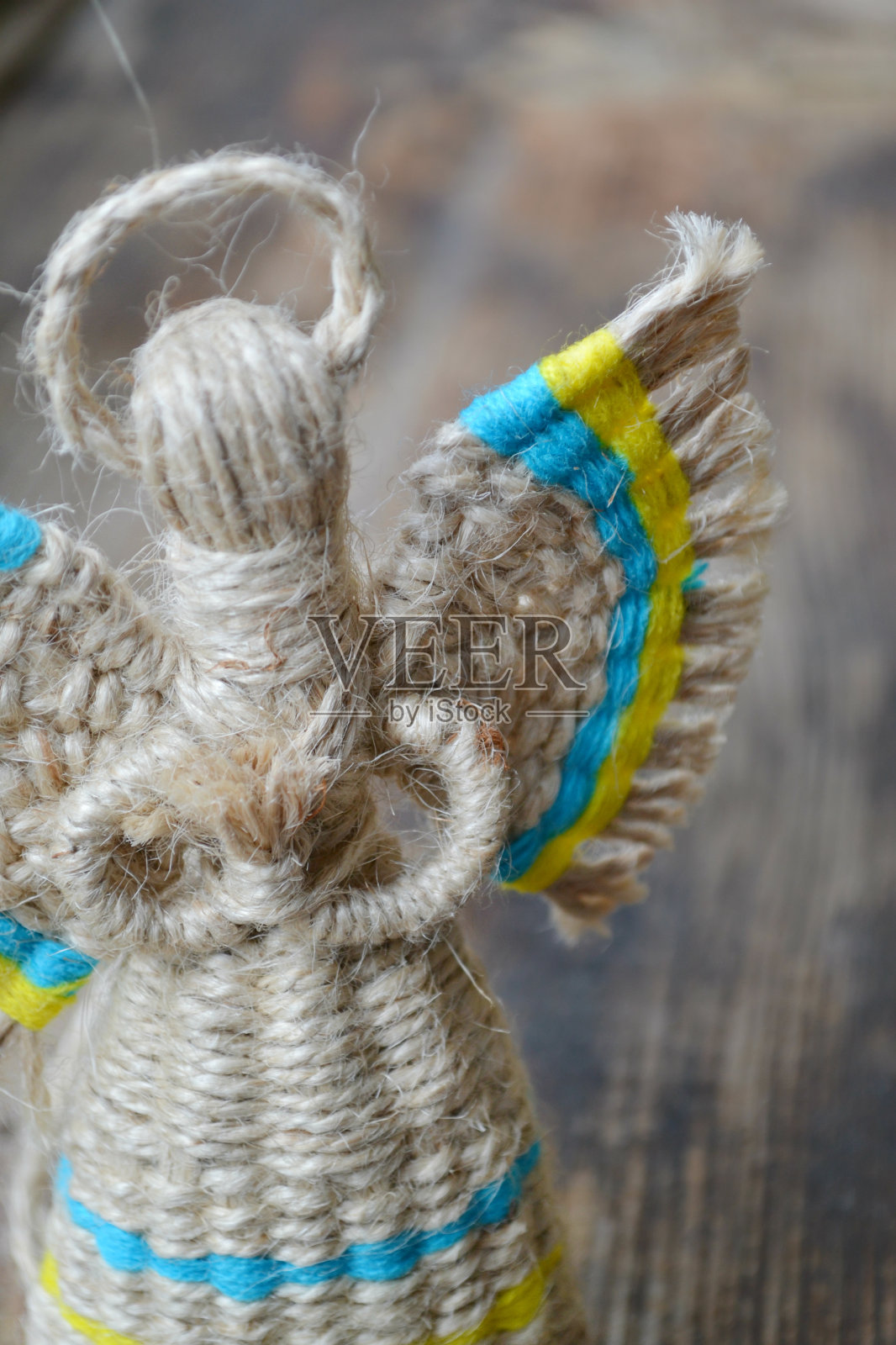 传统无脸乌克兰娃娃motanka与天使翅膀和光环照片摄影图片