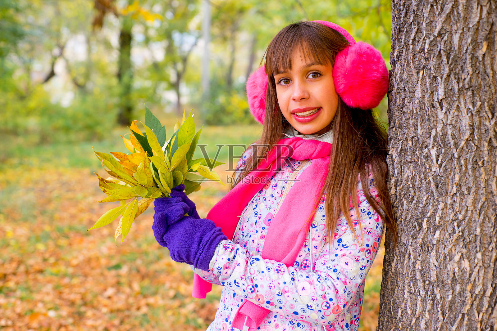 十多岁的小女孩在秋天的公园里照片摄影图片