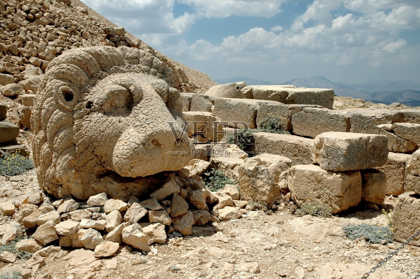 土耳其尼姆鲁特山上的古代石像照片摄影图片