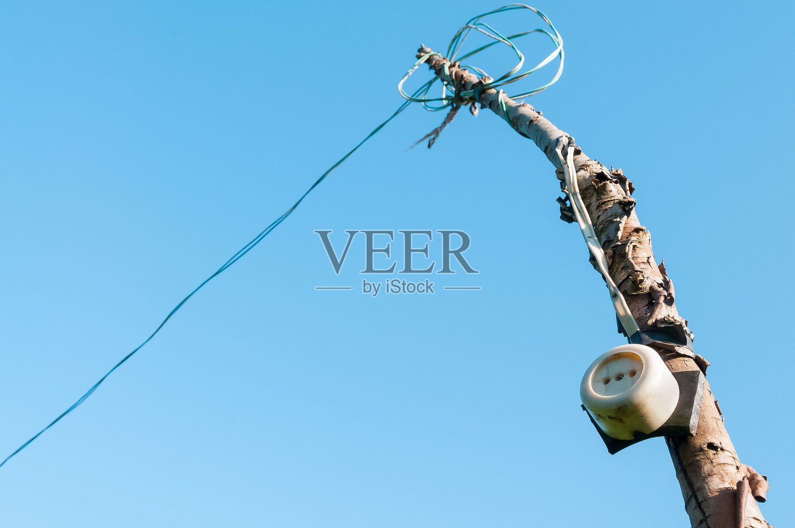 老圆插座上的一杆，天空的背景。照片摄影图片