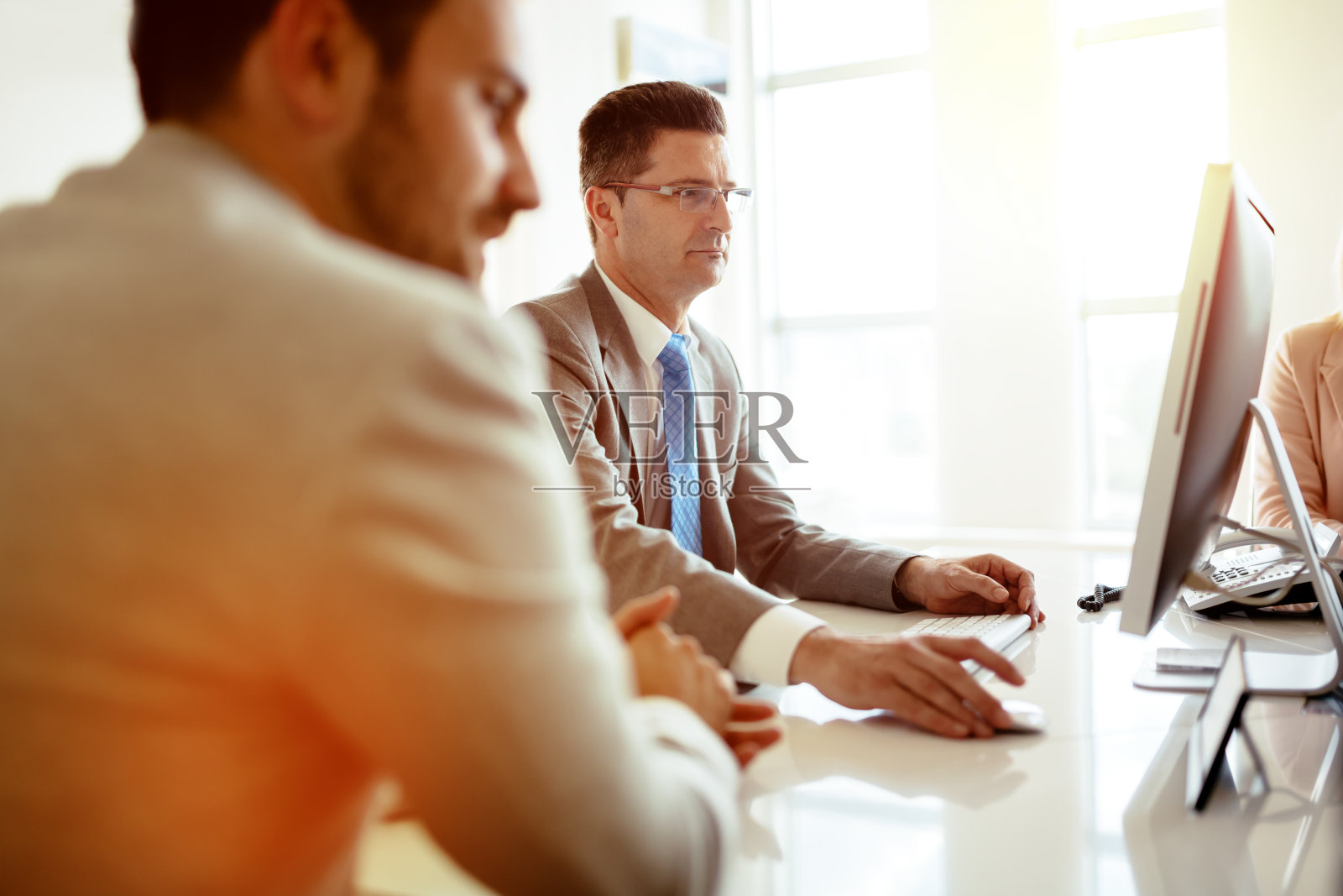 成熟的商人正在开会照片摄影图片