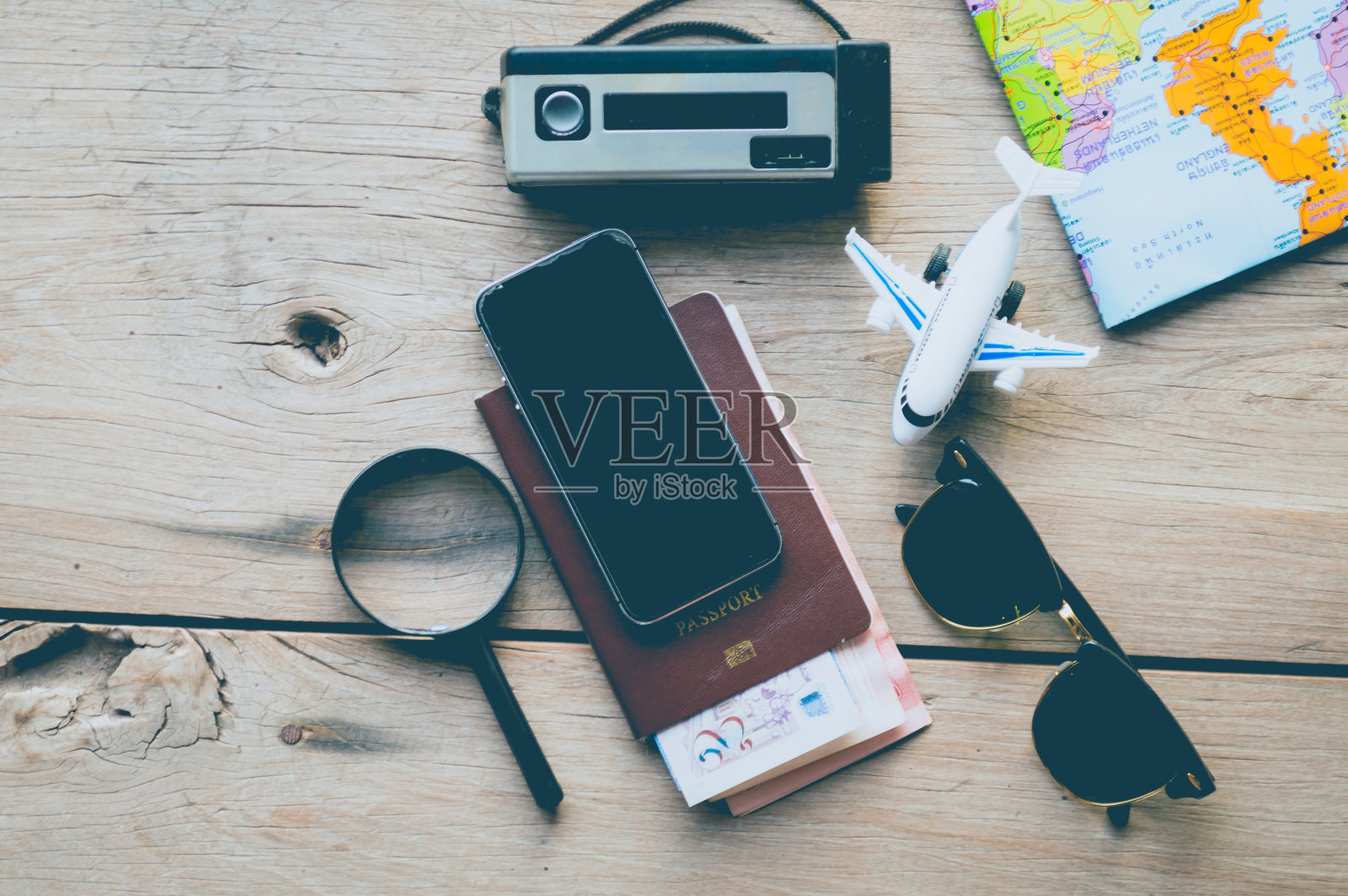 去冒险吧!地图和护照。照片摄影图片