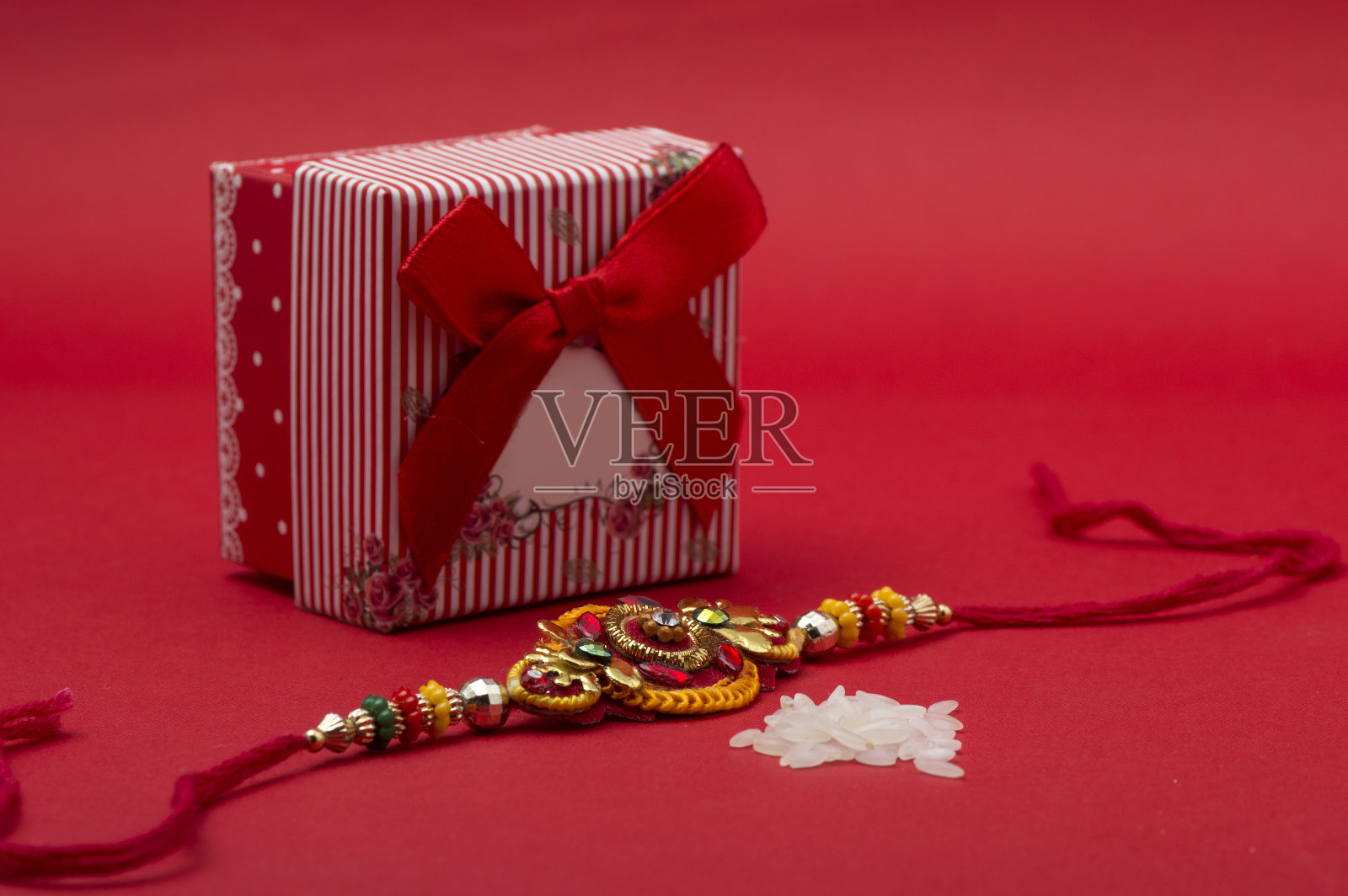 印度节日Raksha Bandhan的背景与优雅的Rakhi和礼物照片摄影图片