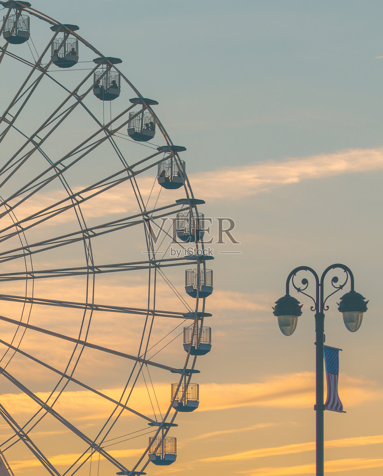 摩天轮和灯柱照片摄影图片