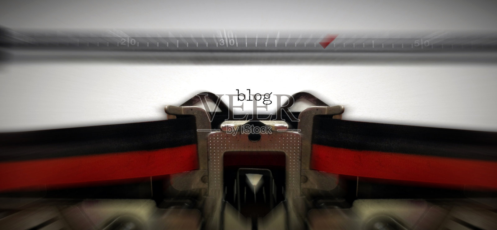 博客写在老打字机与缩放模糊照片摄影图片