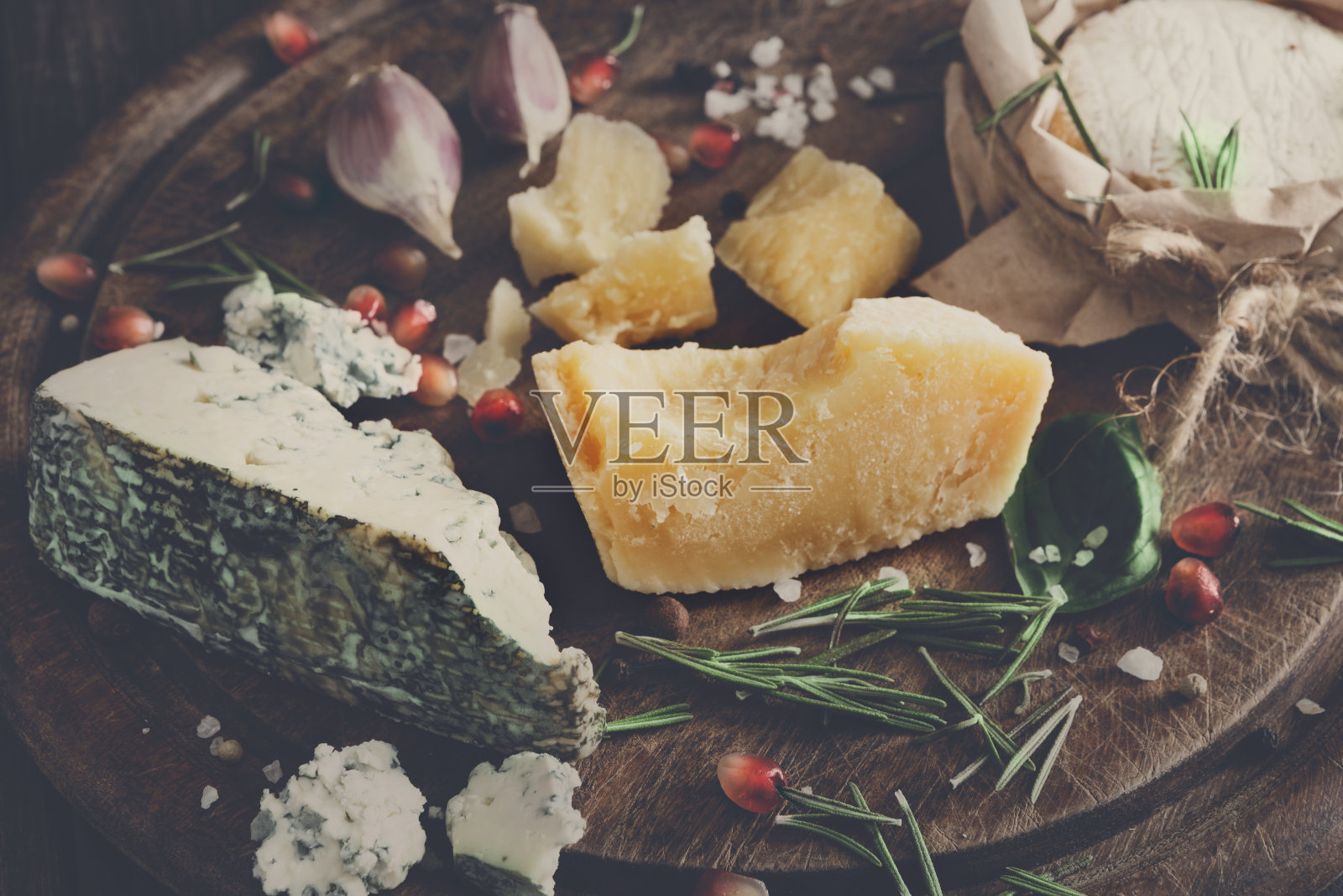 奶酪delikatessen特写乡村木材，蓝色羊乳干酪和帕尔马干酪照片摄影图片