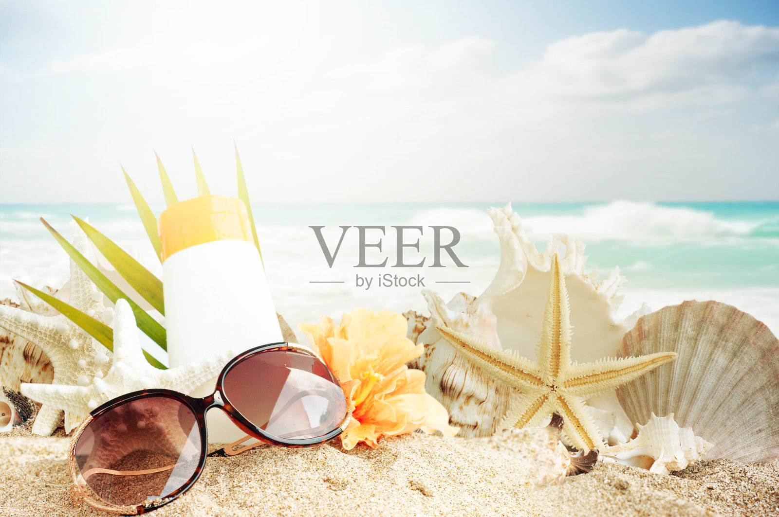 沙滩上的太阳镜照片摄影图片