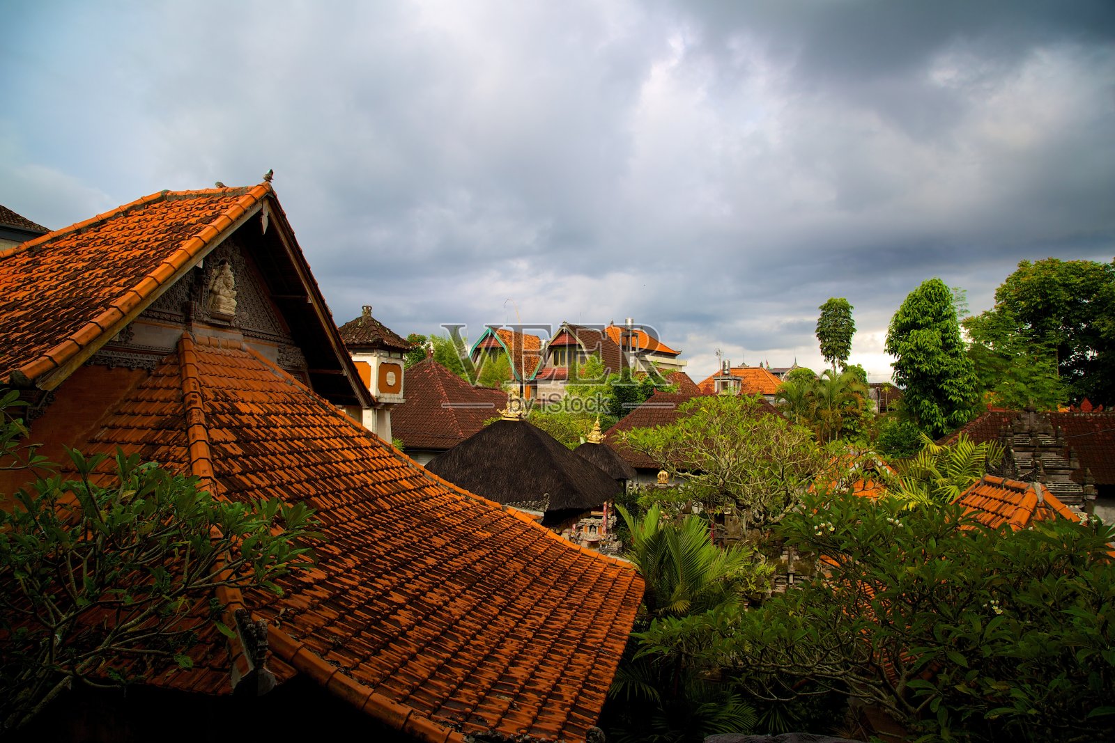 巴厘岛的天际线和传统建筑照片摄影图片