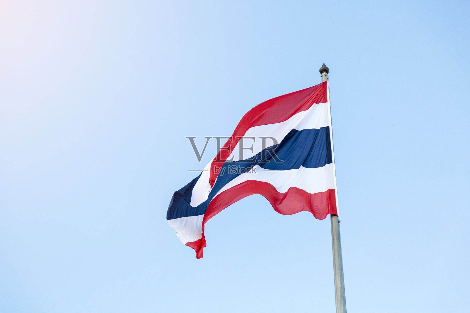 蓝天背景下的泰国国旗照片摄影图片