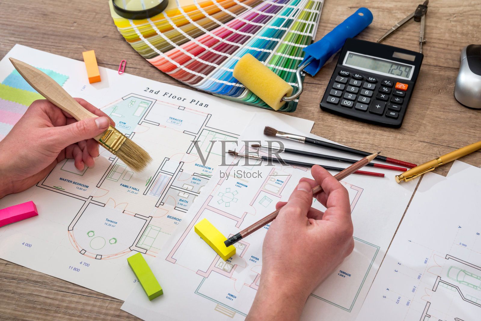 男士手绘带彩色样品回家，工作工具，计算器照片摄影图片